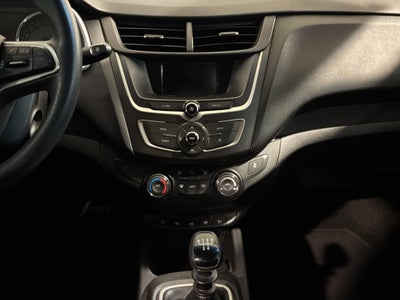 2023 Chevrolet Aveo 4 pts. LT, TM5, a/ac. Aut., f. niebla, RA-15 (línea anterior)