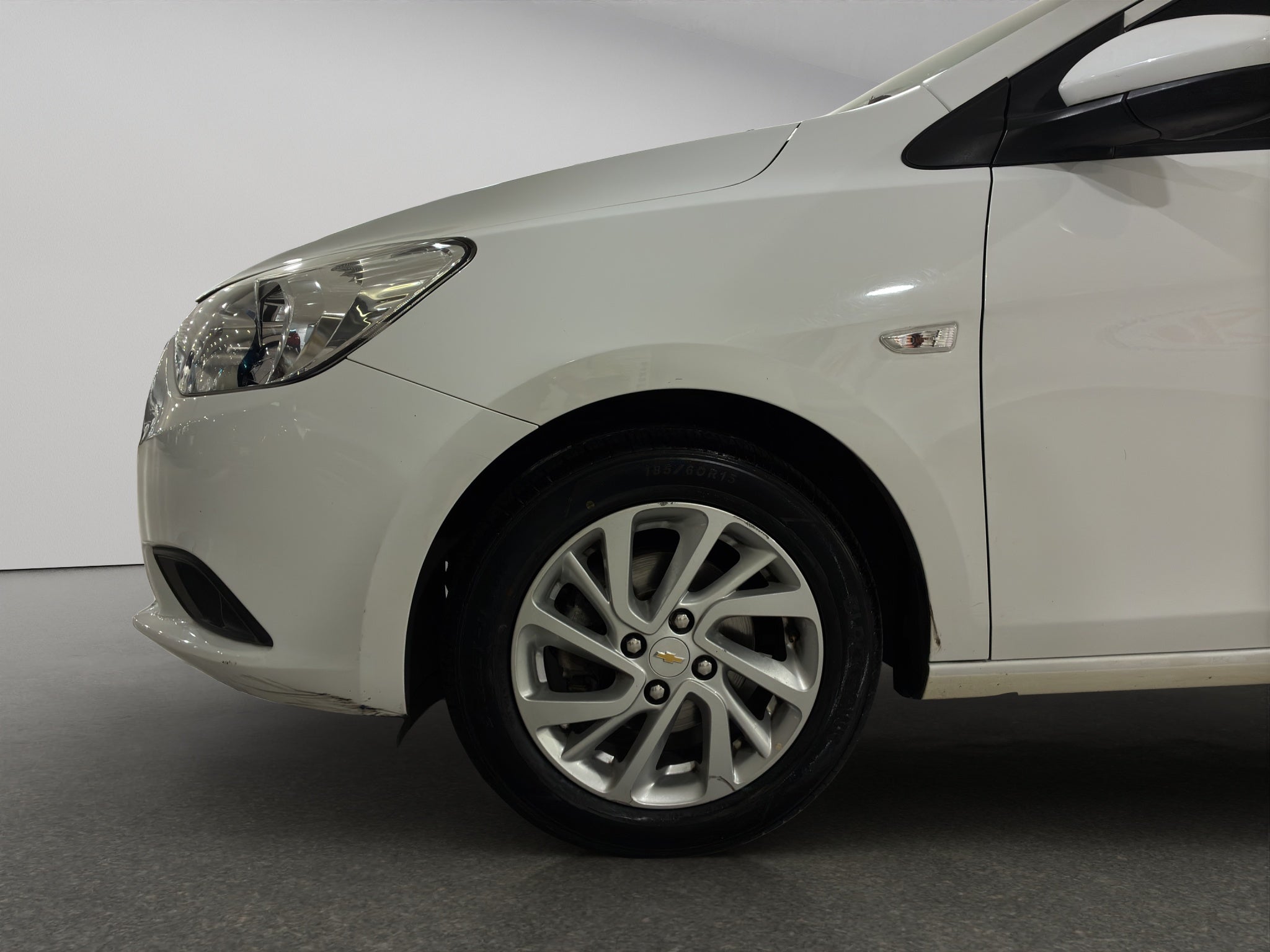 2023 Chevrolet Aveo 4 pts. LT, TM5, a/ac. Aut., f. niebla, RA-15 (línea anterior)