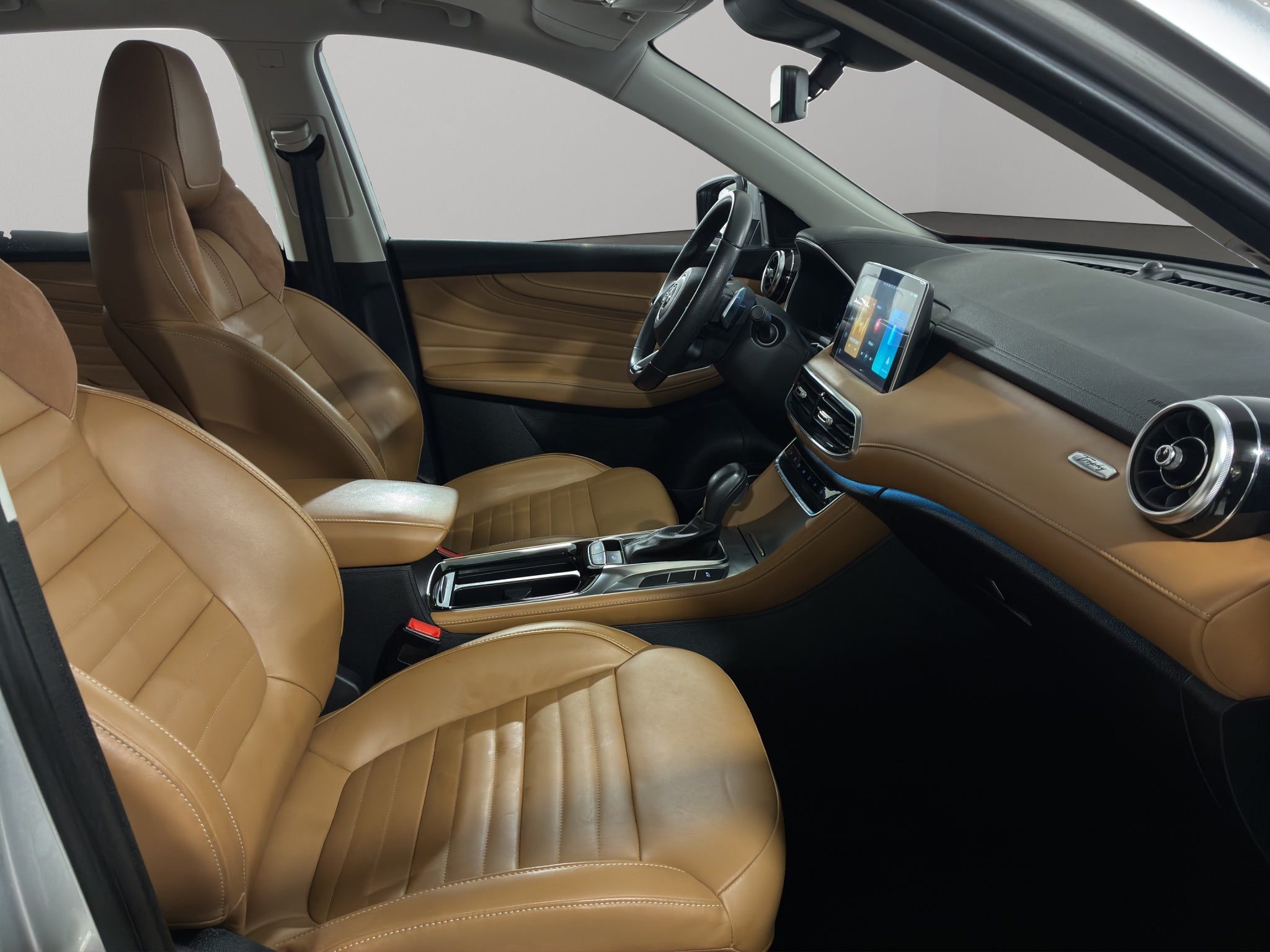 2024 MG HS VUD 5 pts. Trophy Pack, piel, astos. cubo, TP, RA-18 (línea nueva)