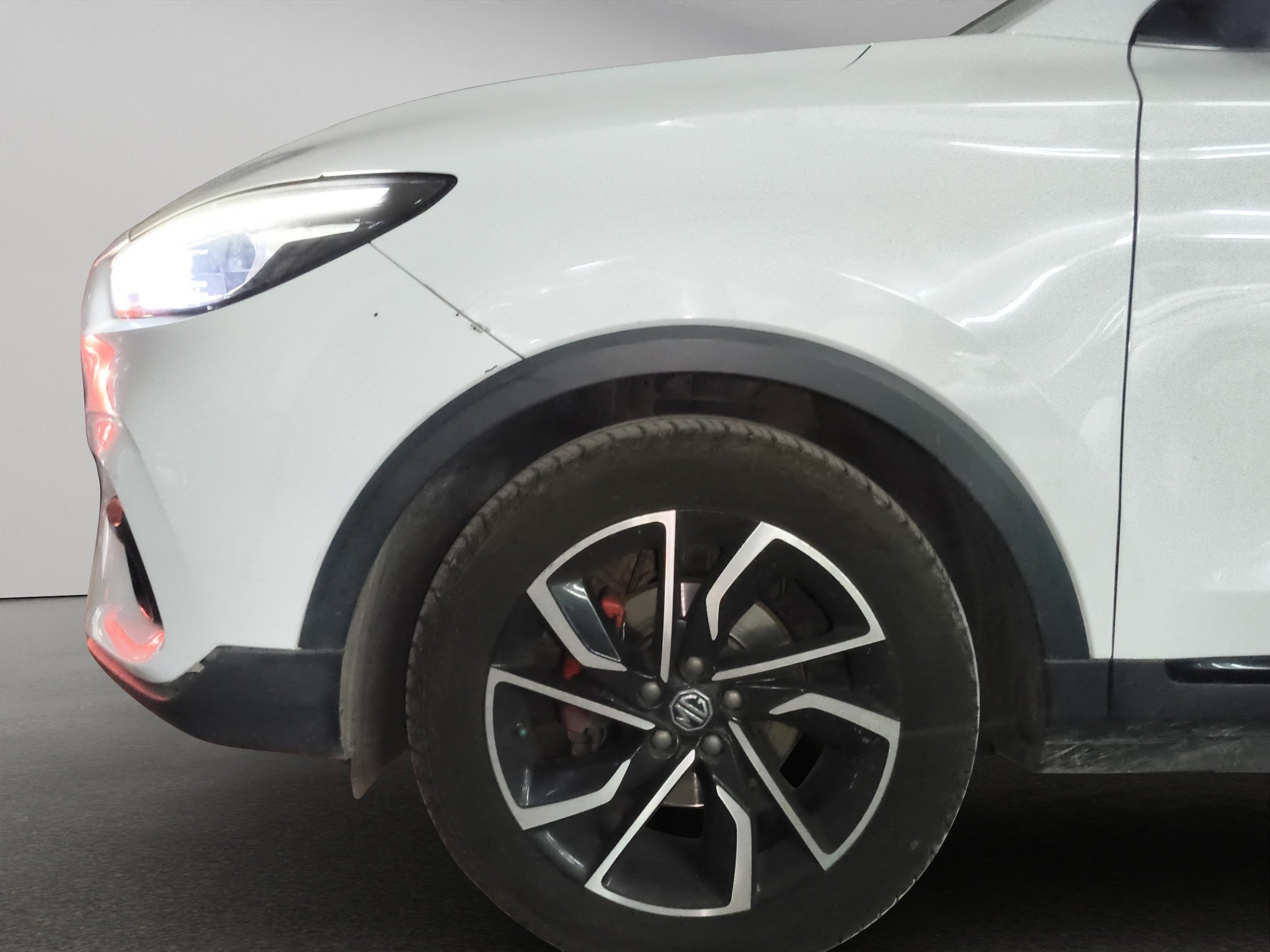 2023 MG ZS VUD 5 pts. Elegance, 1.5l, TA, piel, TP, RA-17 bitono