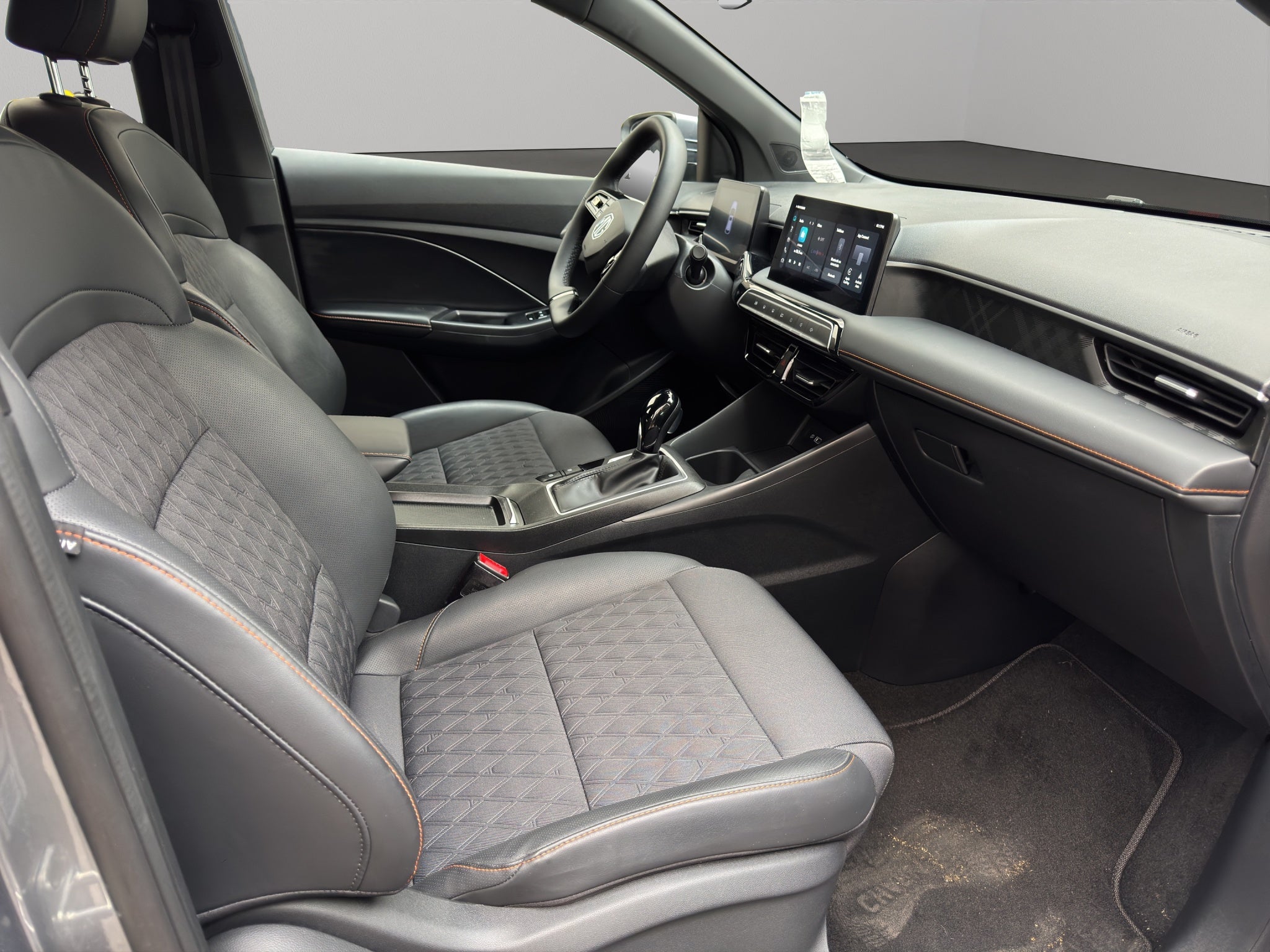 2025 MG MG3 5 pts. HB Excite, 1.5l, TA, VE, piel, QC, pantalla, RA-16