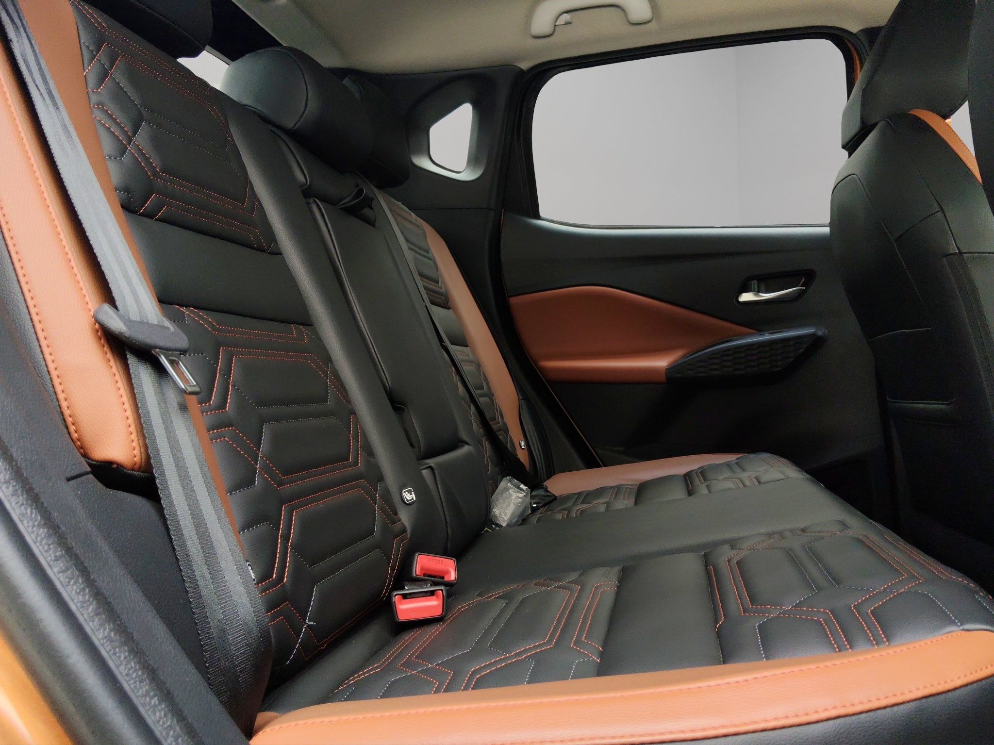 2025 Nissan Magnite VUD 5 pts. Exclusive, 1.0T, TM5, piel, RA-16