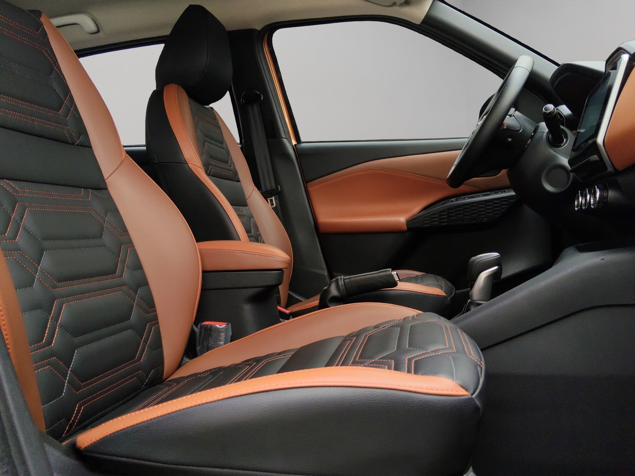 2025 Nissan Magnite VUD 5 pts. Exclusive, 1.0T, TM5, piel, RA-16