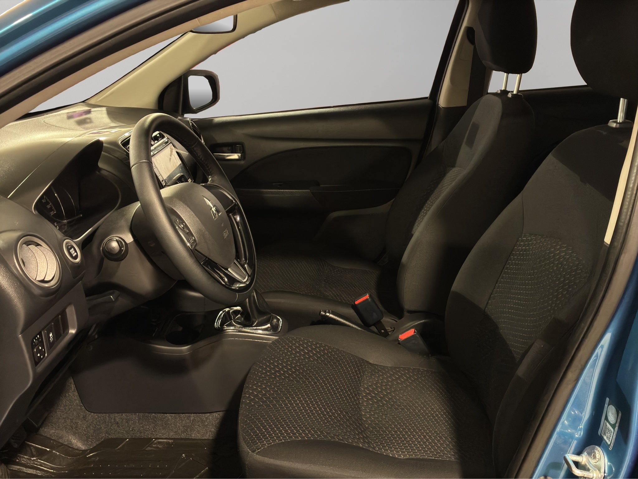 2025 Mitsubishi Mirage 4 pts. G4 GLS, TM5, climatronic, VE, f. niebla, RA-15