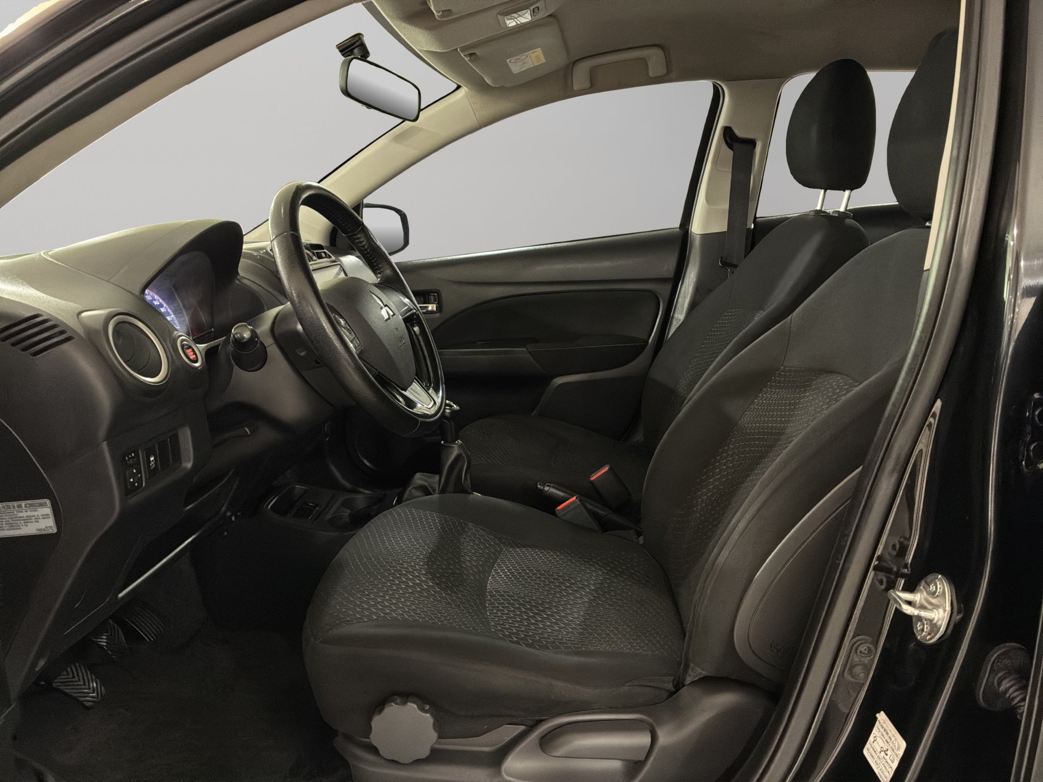 2023 Mitsubishi Mirage 4 pts. G4 GLS, TM5, climatronic, VE, f. niebla, RA-15