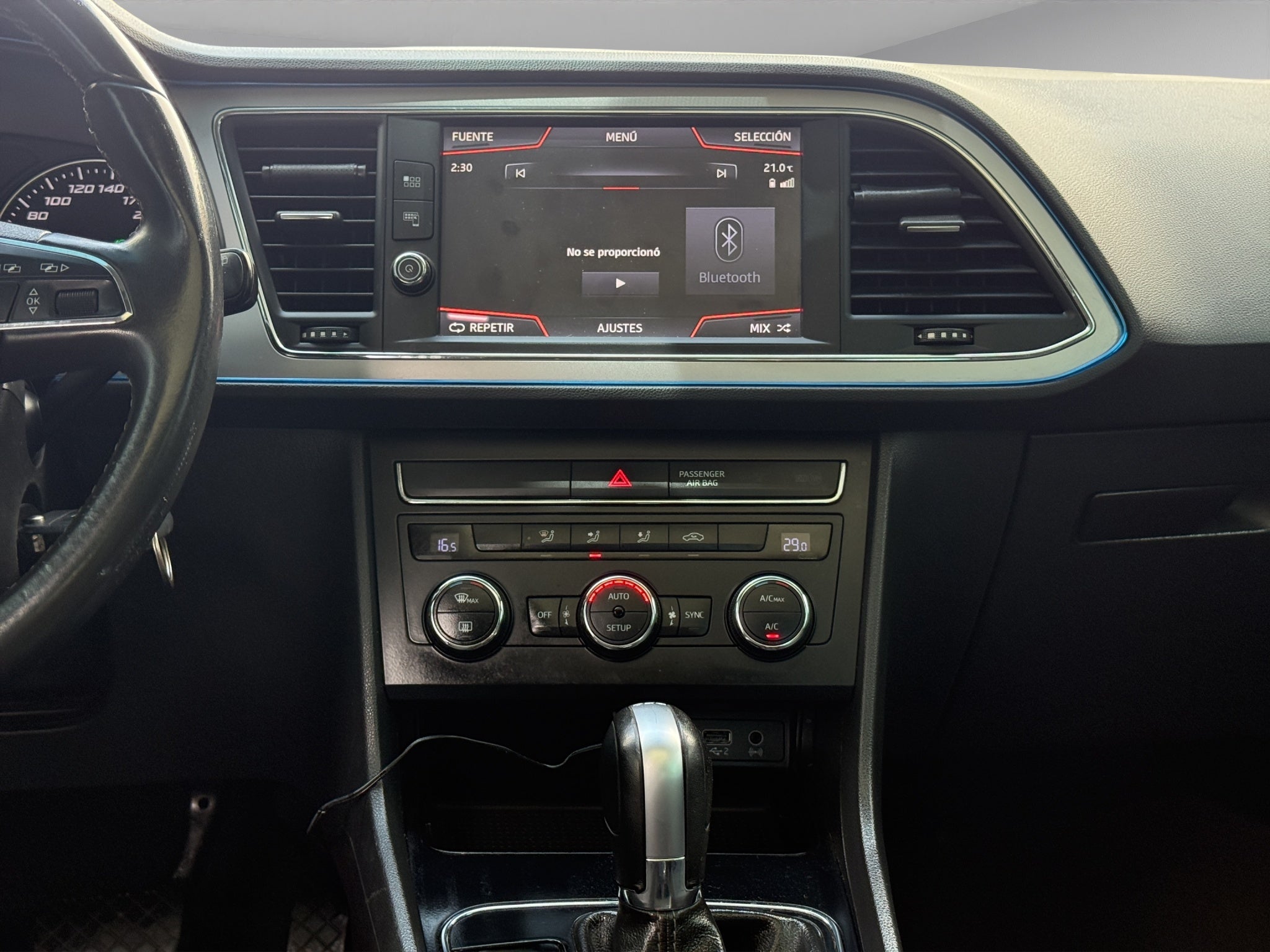 2019 Seat León 5 pts. ST Style, 150 HP, 1.4T, DSG, climatronic, QC, f. led, RA-17