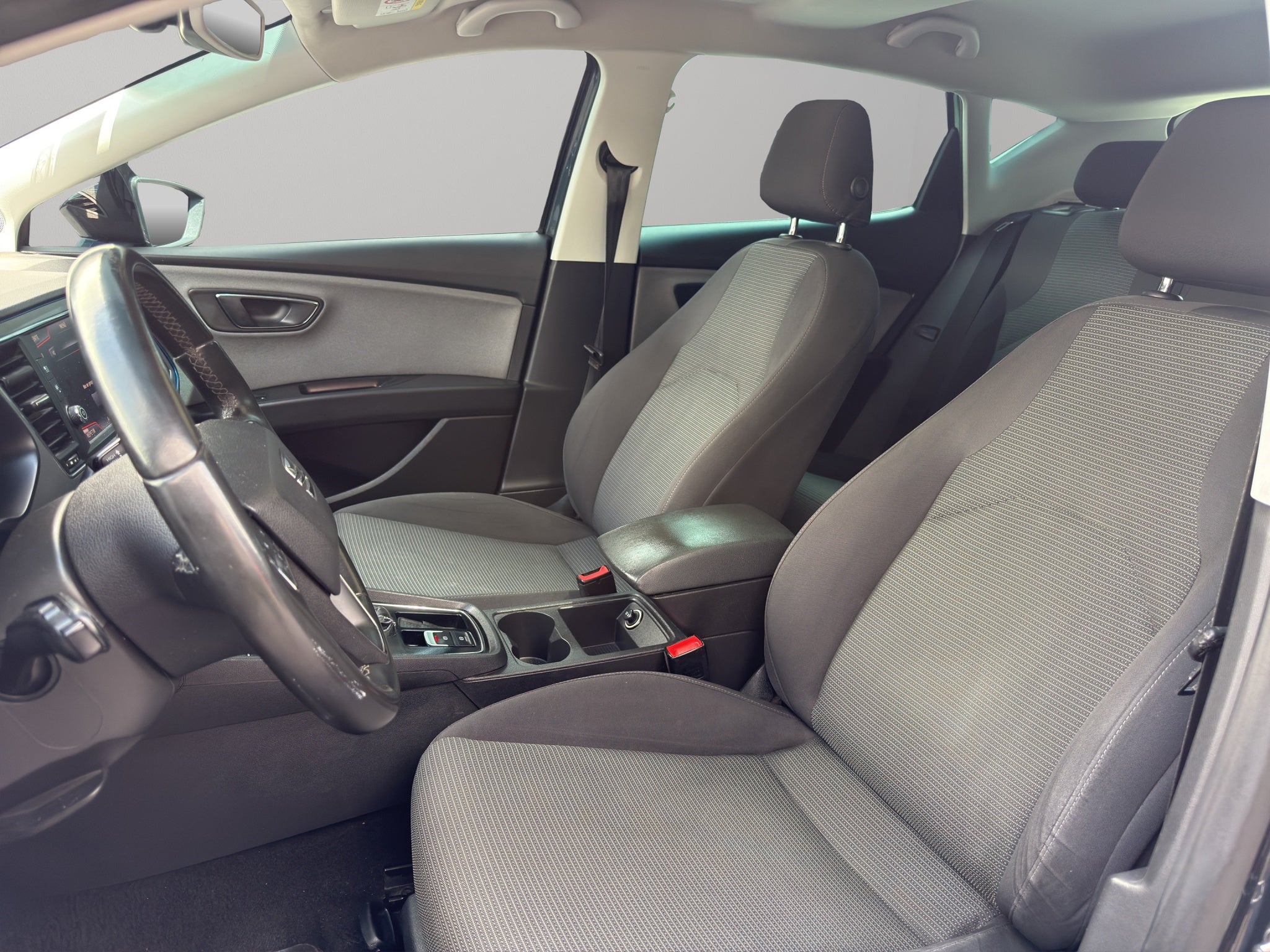 2019 Seat León 5 pts. ST Style, 150 HP, 1.4T, DSG, climatronic, QC, f. led, RA-17