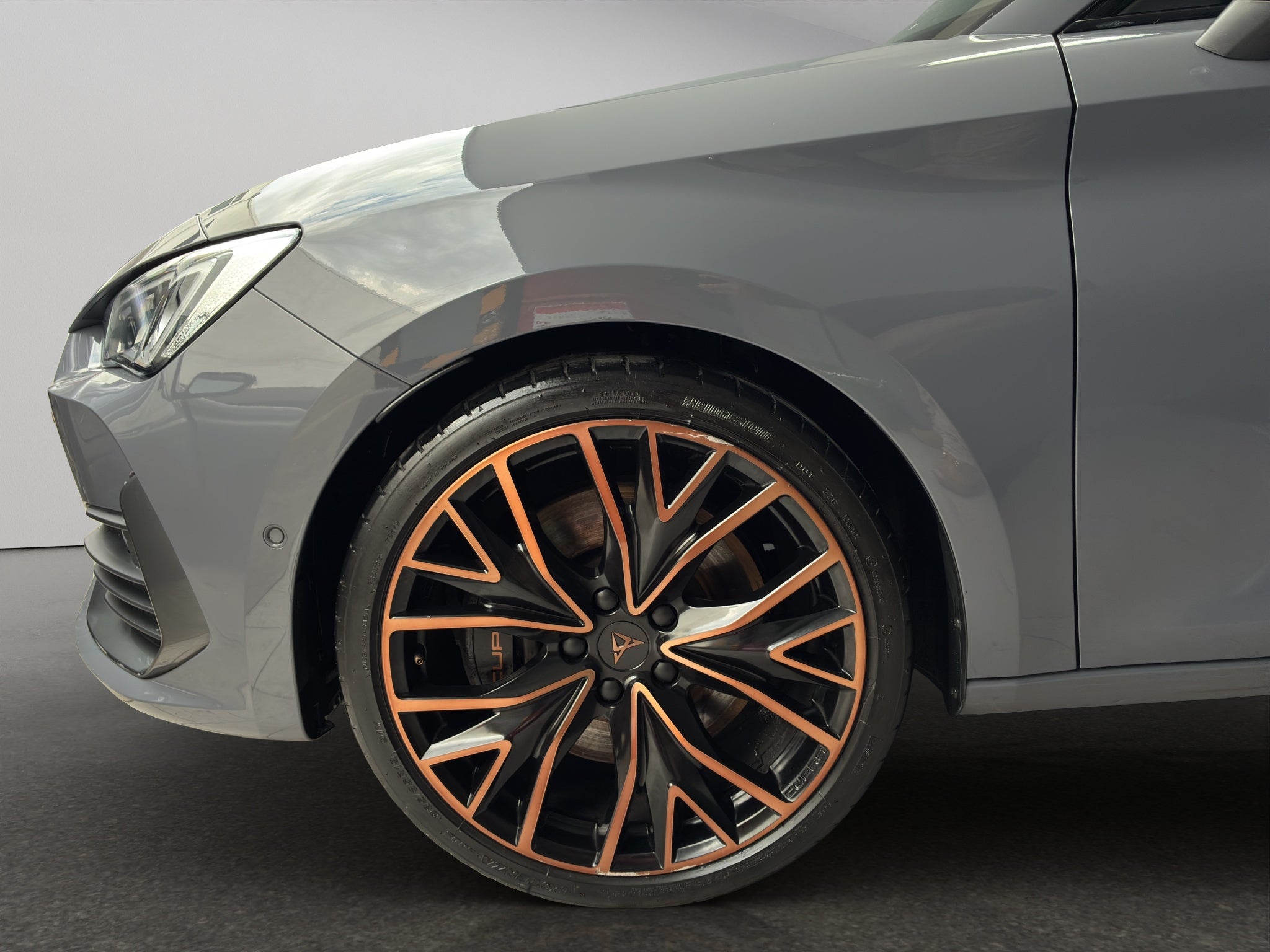2024 Cupra León 5 pts. High, 300 HP, 2.0T, DSG, QC, RA-19 (línea anterior)